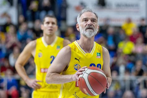 ivan trojan opava|Ivan Trojan hrál basketbal za Opavu. V lize dal čtyři。